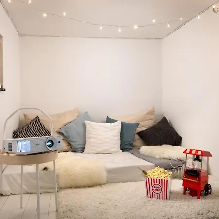 With Fireplace Near Underground Lägenhet Berlin