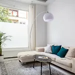 With Fireplace Near Underground Апартаменты Берлин