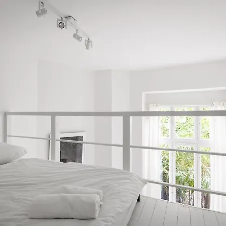 Apartment With Fireplace Near Underground