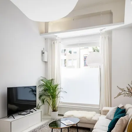 With Fireplace Near Underground Berlín