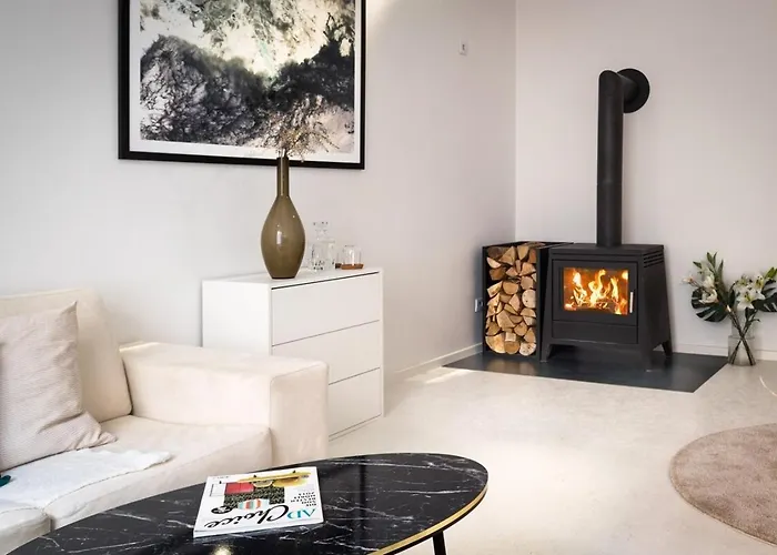 Apartment With Fireplace Near Underground